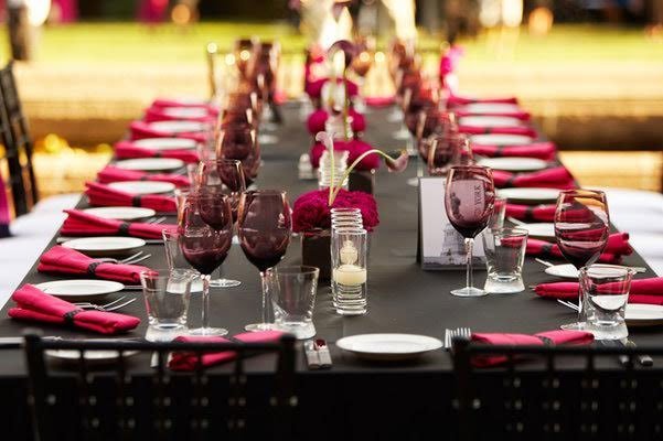 decor de table mariage nappe en satin noir avec accessoires de décoration de table rose fuschia